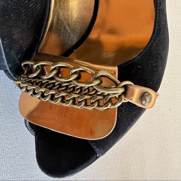 Guess black suede heels with gold plate & chains - Picture 2 of 4